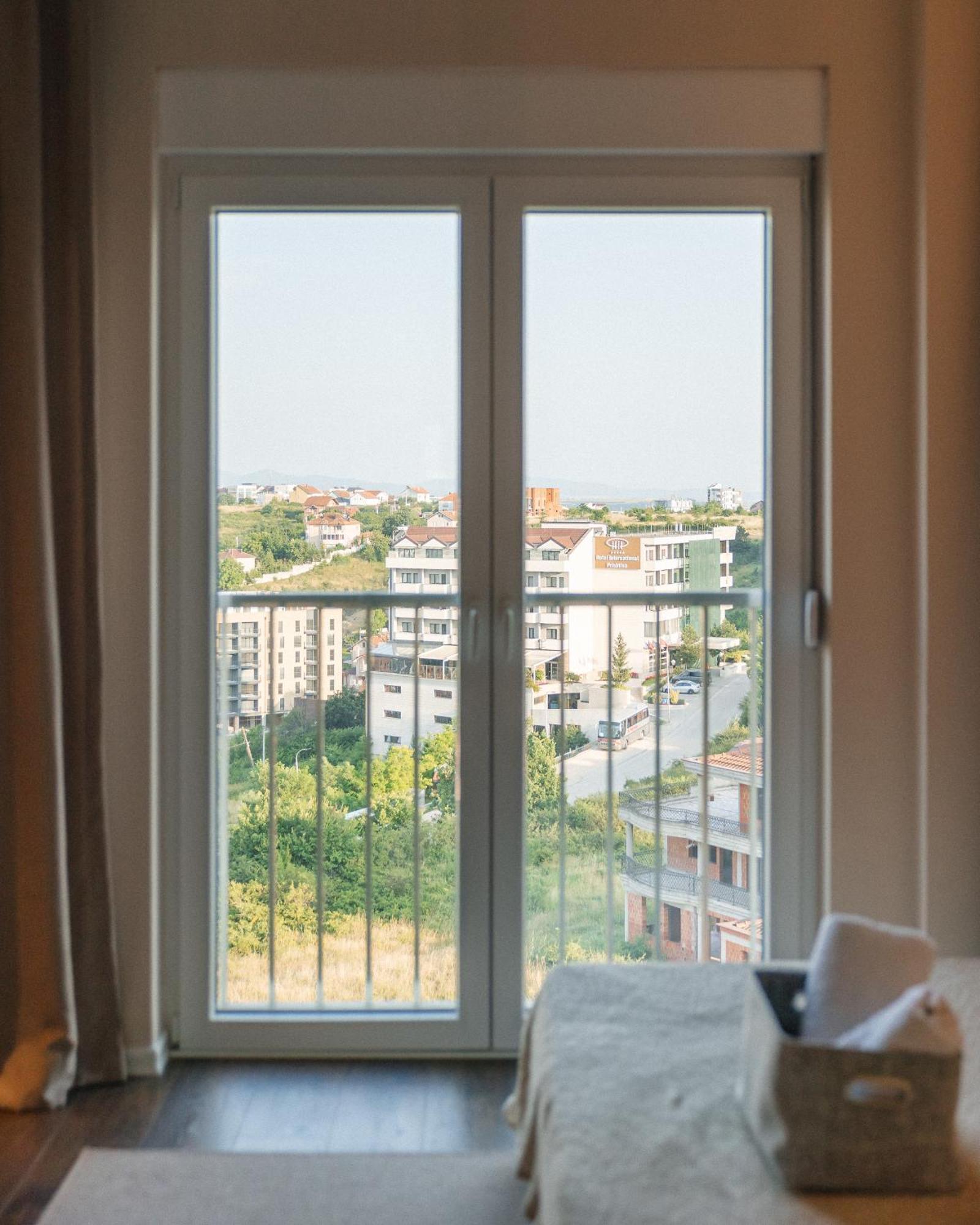 Etern Apart Hotel Пристина Екстериор снимка