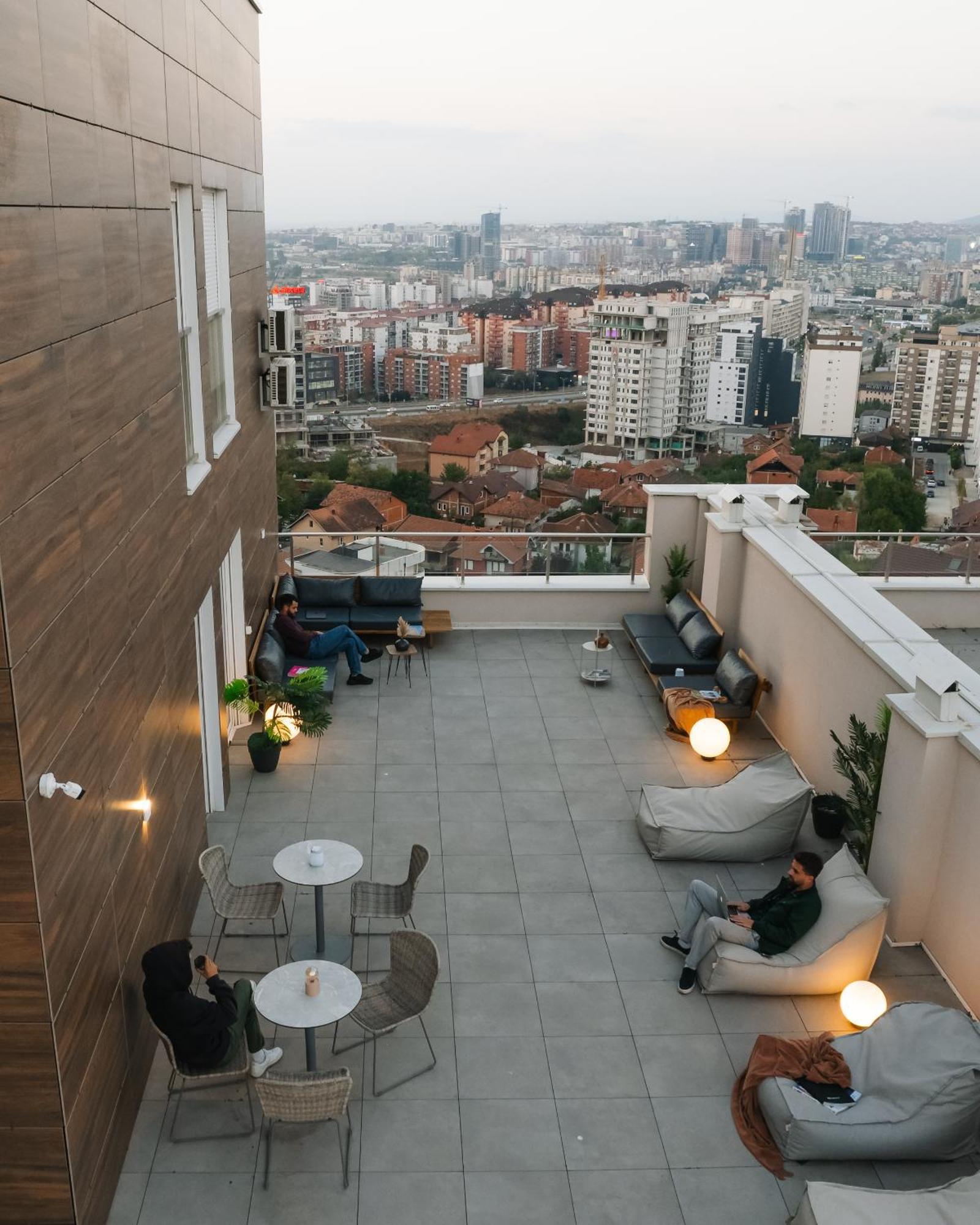 Etern Apart Hotel Пристина Екстериор снимка