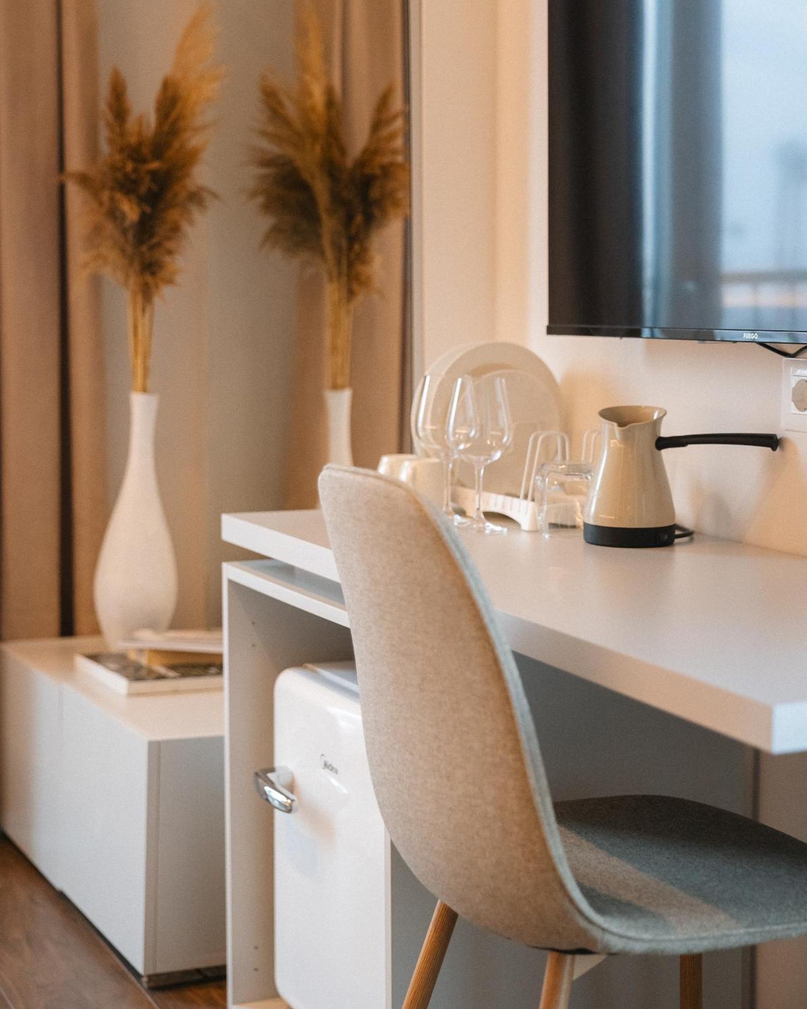 Etern Apart Hotel Пристина Екстериор снимка
